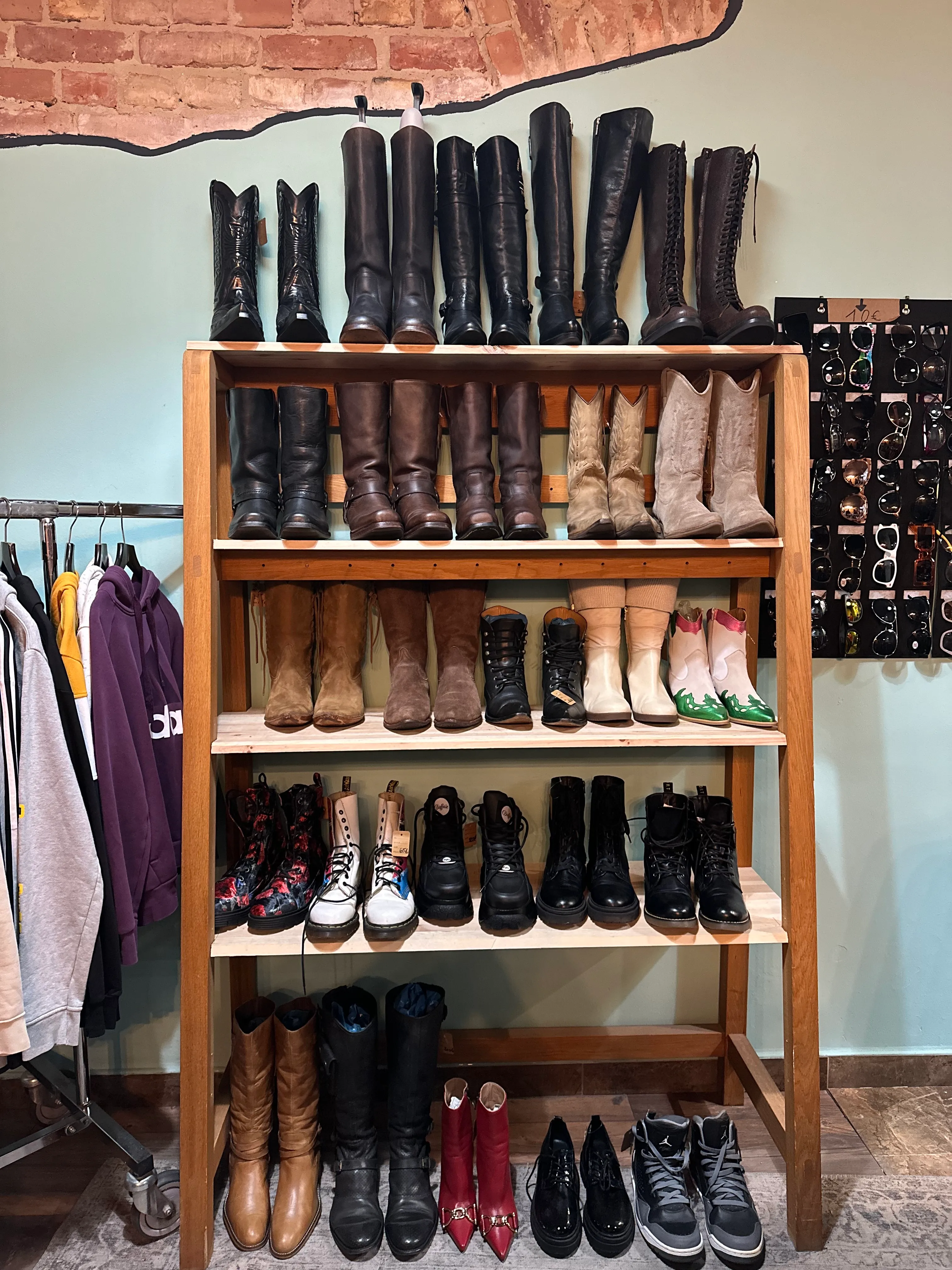 Holzregal mit Vintage-Lederstiefeln und Schuhen im Laden von Ava Vintage