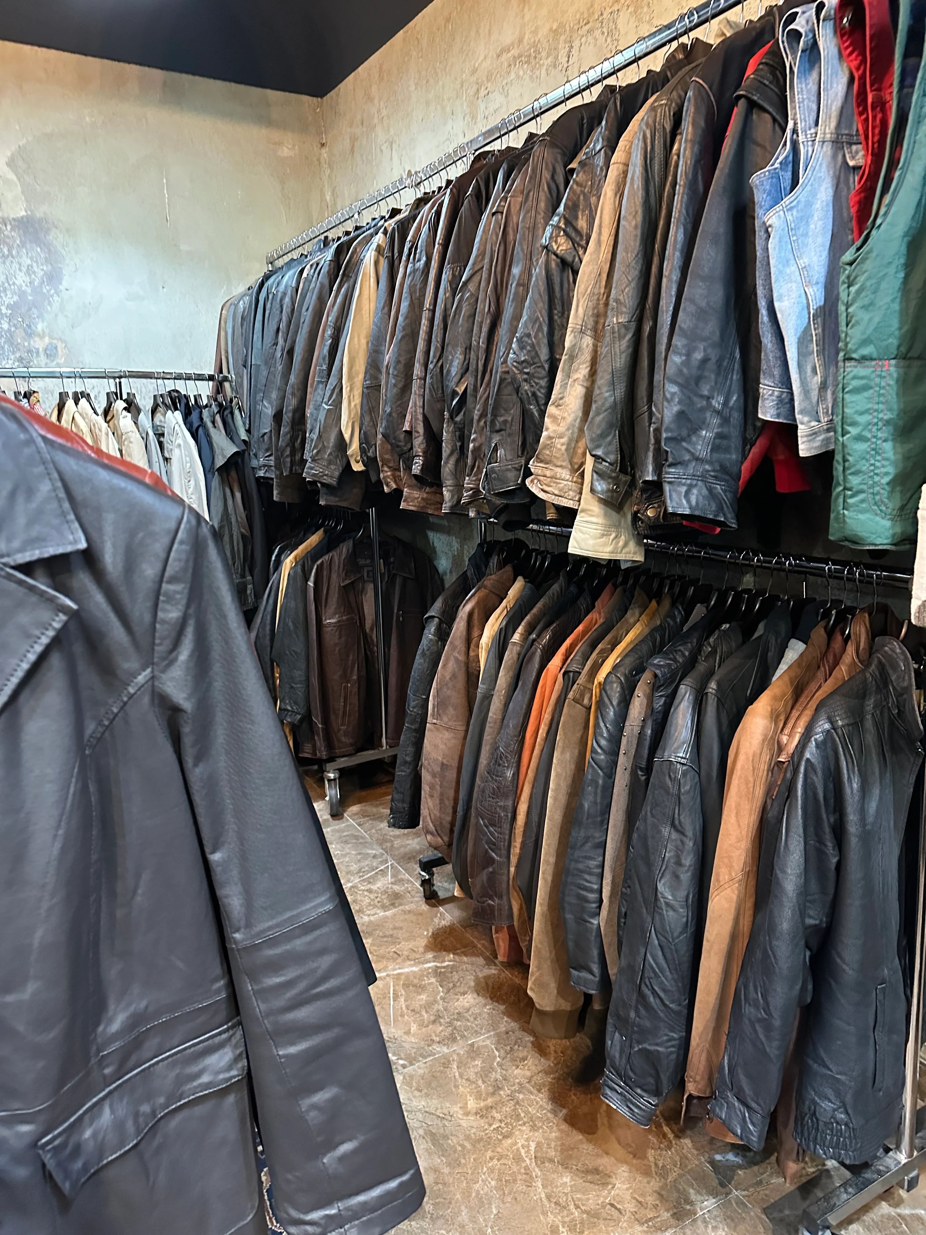 Auswahl an Vintage-Lederjacken und Mänteln an der Kleiderstange bei Ava Vintage in Neukölln