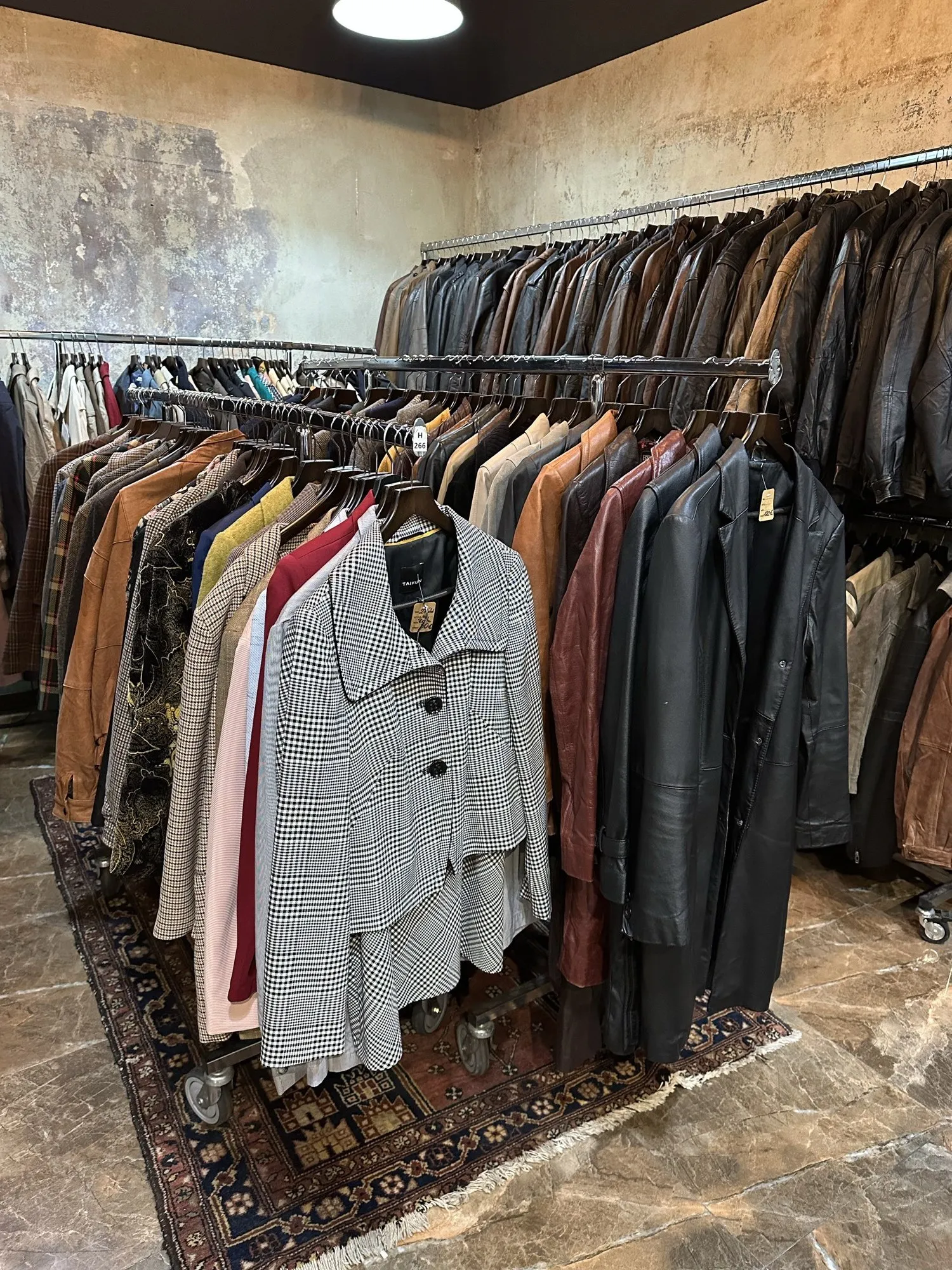 Braune und schwarze Vintage-Lederjacken an der Kleiderstange bei Ava Vintage