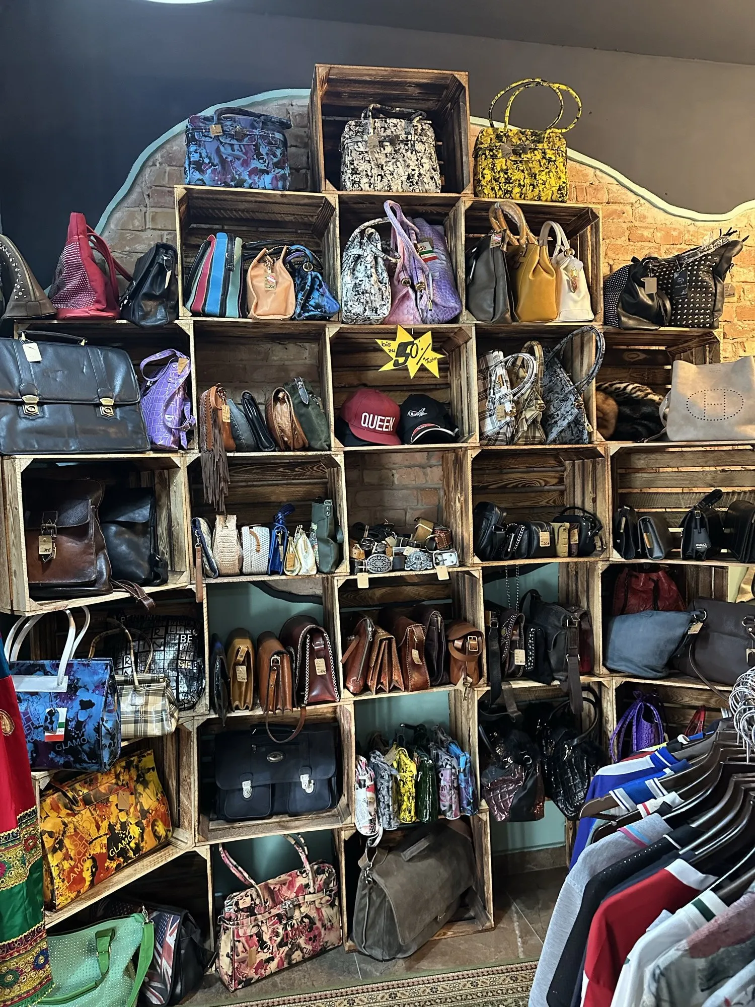 Holzregal voller Vintage-Taschen bei Ava Vintage
